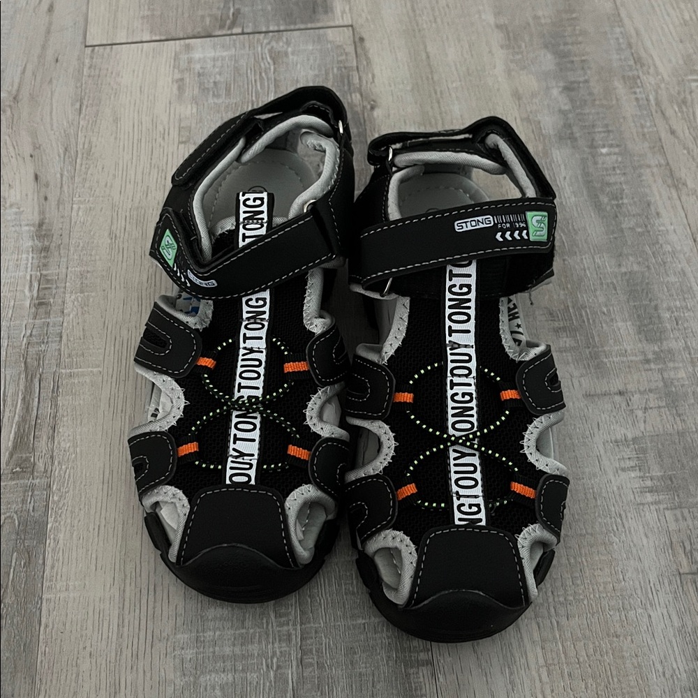 FANTURE Kids Athletic Sandals Closed Toe Lightweight Boys Girls Outdoor shoes.